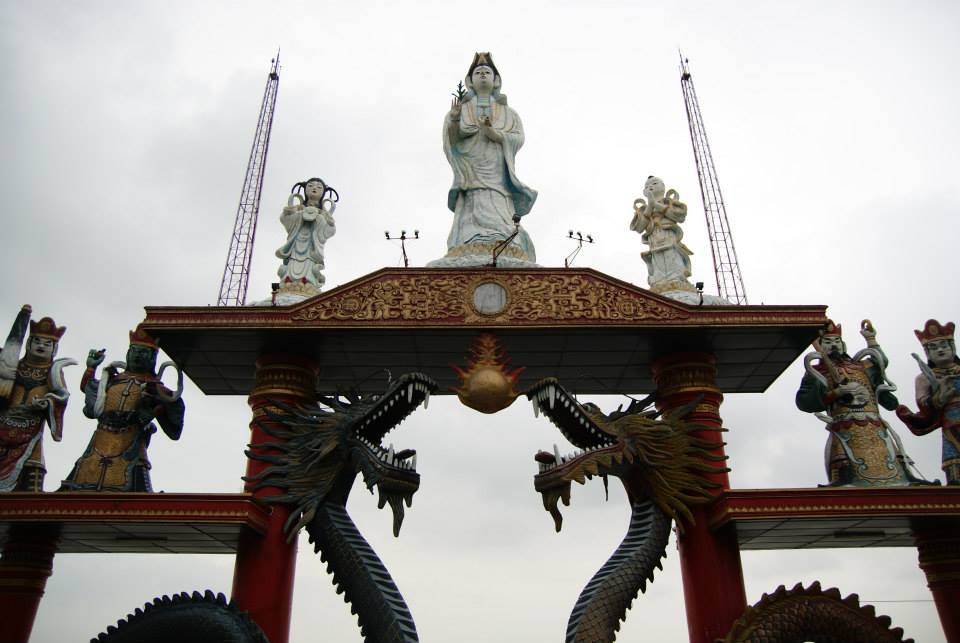 Klenteng Sanggar Agung - patung Dewi Kwan Im tepi laut